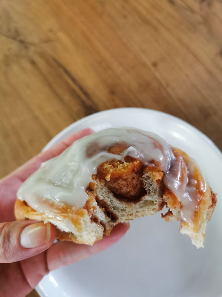 photo of I Am Vegan Babe Cafe Cinnamon roll shared by @stefietokee on  08 Feb 2020 - review