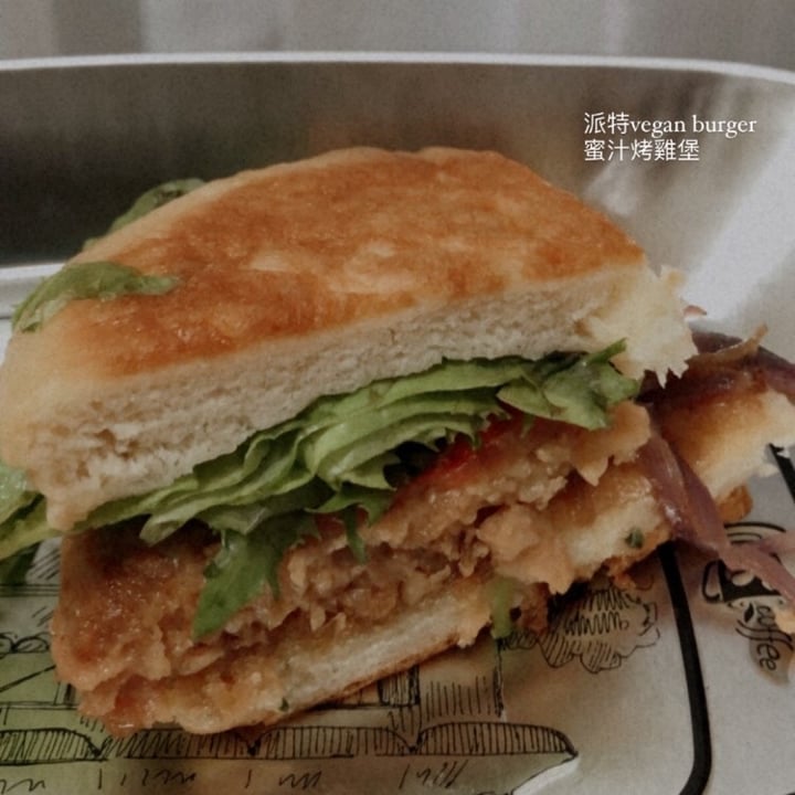 review photo of 派特漢堡 蜜汁烤雞堡 Honey-Stewed bbq chicken burger shared by @xxxiaxxx on 04 Feb 2023 - review