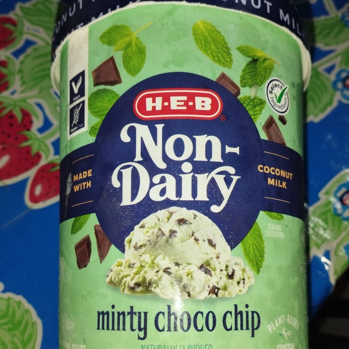 review photo of H-E-B Non Dairy Minty Choco Chip Ice cream shared by @sadnohe on 30 Jul 2022 - review