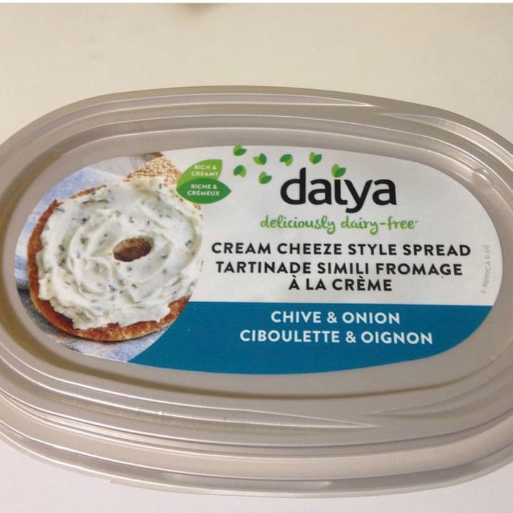 review photo of Daiya Chive & Onion Cream Cheeze Style Spread shared by @mandaroni34 on 11 Jun 2021 - review