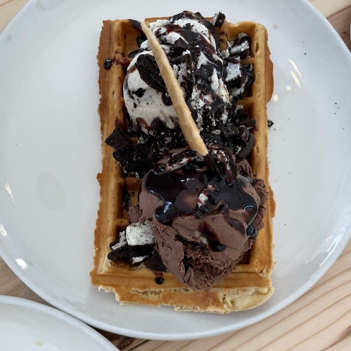 photo of ditto Dreamy Cookies & Cream Waffle shared by @thehumblechickpea on  26 Nov 2022 - review