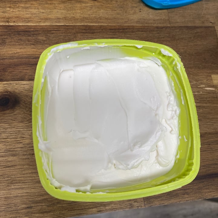 photo of Earth's Own Cream cheese shared by @kendrapirson on  12 Dec 2021 - review