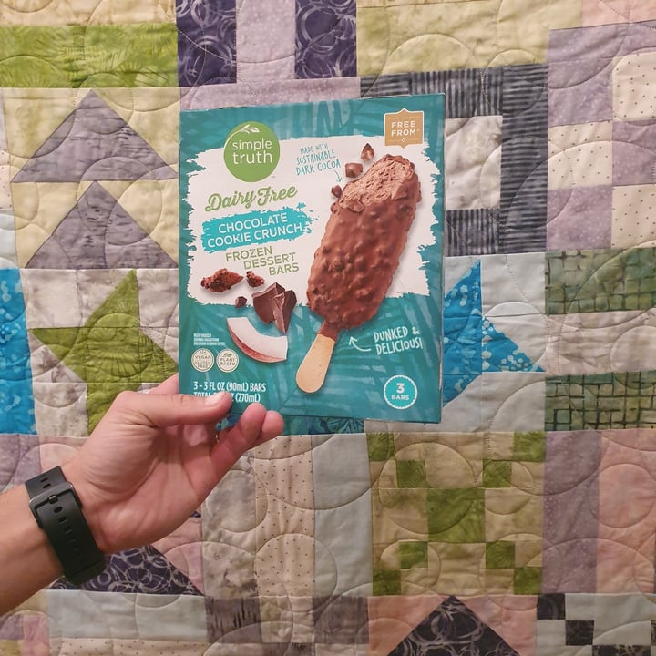photo of Simple Truth Dairy free chocolate cookie crunch frozen dessert bars shared by @paniwilson on  17 Sep 2021 - review