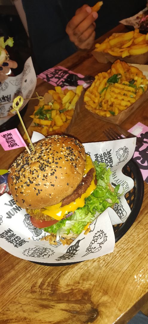 review photo of Vegan junk food bar Rotterdam Burguer shared by @tatianaloaiza on 31 Mar 2020 - review