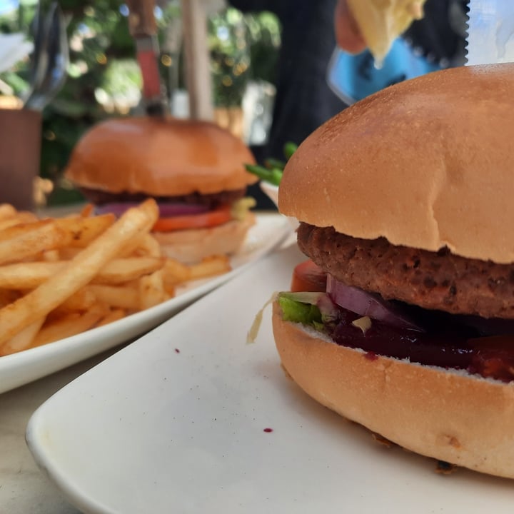 photo of שולה בחצר - Shula המבורגר ביונד shared by @meitala on  17 Apr 2021 - review