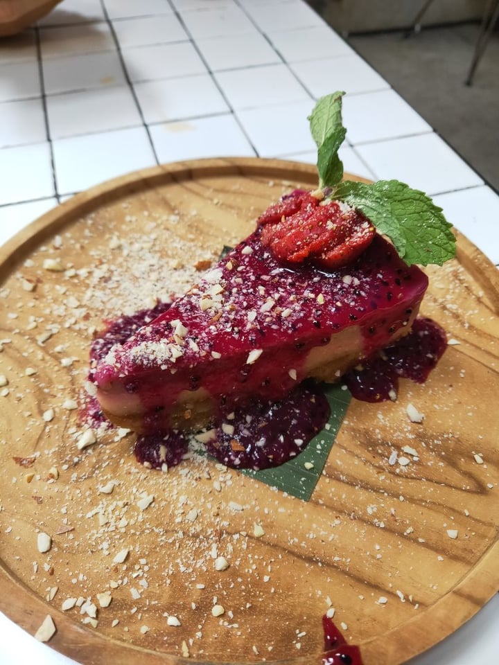 review photo of Burgreens Express Dharmawangsa Raw Strawberry Cheesecake shared by @graciousmay on 09 Dec 2019 - review