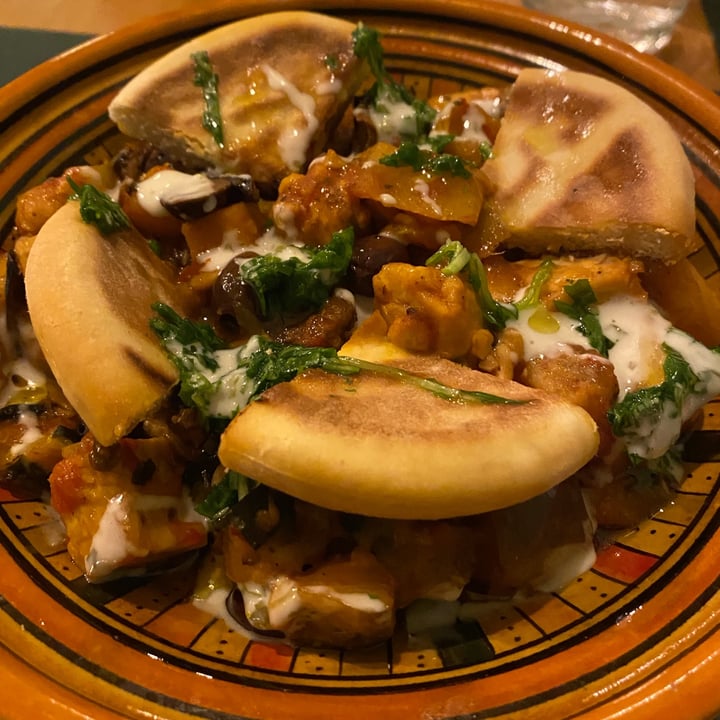 review photo of DuedipiccheVegan tajine con caponata estiva, tempeh, anacardi, salsa yogurt e pane indiano shared by @gingi on 17 Jun 2022 - review