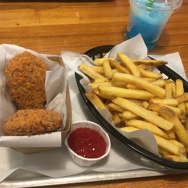 photo of Plant Hustler Southern Fried Chickn & Fries shared by @empireofsarran on  13 Sep 2021 - review