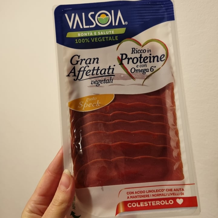 review photo of Valsoia Gran Affettati Vegetali Gusto Speck shared by @elevegan on 14 Feb 2022 - review