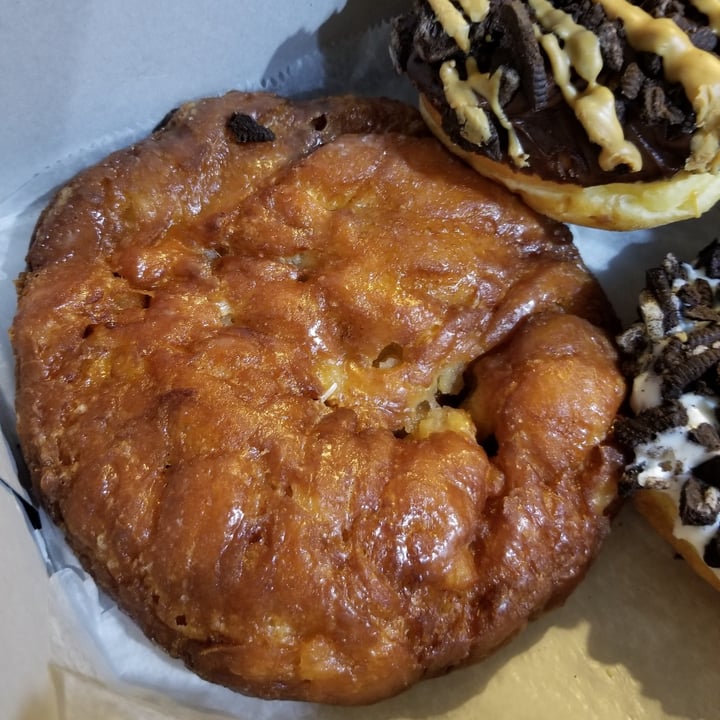 photo of Voodoo Doughnut - Davis Apple Fritter shared by @shmoopsify on  07 Feb 2021 - review