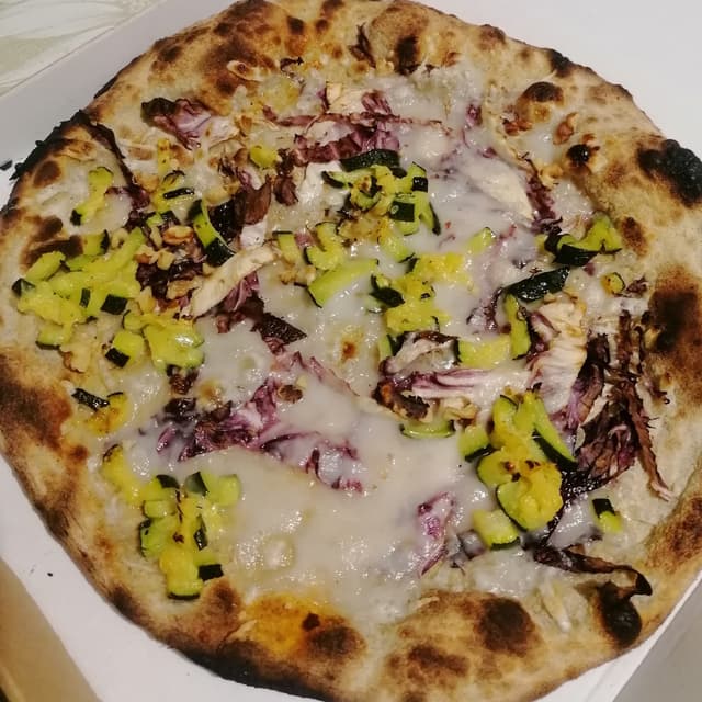 Photo of the dish “Pizza radicchio, mozz. vegana, zucchine e noci”