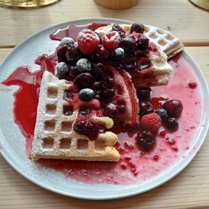photo of Roots Lounge Bude Berry Compote Waffle shared by @trailrunningman on  02 Apr 2022 - review