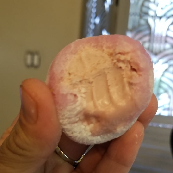 photo of My/Mo Mochi Cashew Cream Frozen Dessert Strawberry shared by @anniemae23 on  25 Aug 2021 - review