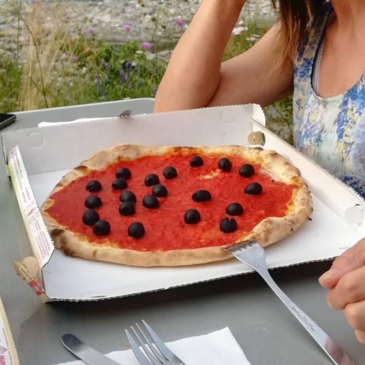 photo of Lo Chalet Pizza rossa con olive nere shared by @barbarabergantin on  25 Jun 2022 - review