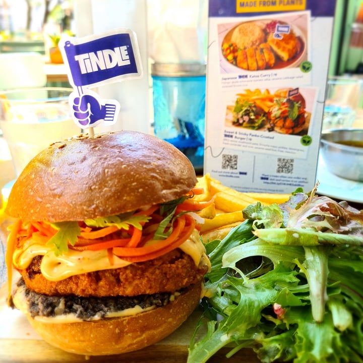 review photo of Privé CHIJMES Sweet & Sticky Panko-Crusted TiNDLE™ Burger shared by @gretchforveg on 22 Apr 2021 - review