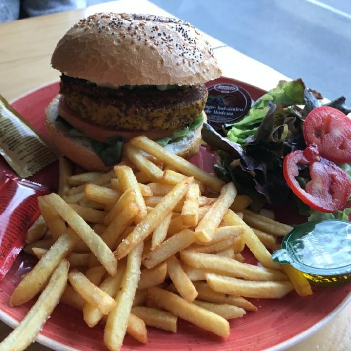 review photo of Gusto BistroBar Hamburguesa De Quinoa y Lentejas shared by @patriciajs on 29 Sep 2020 - review