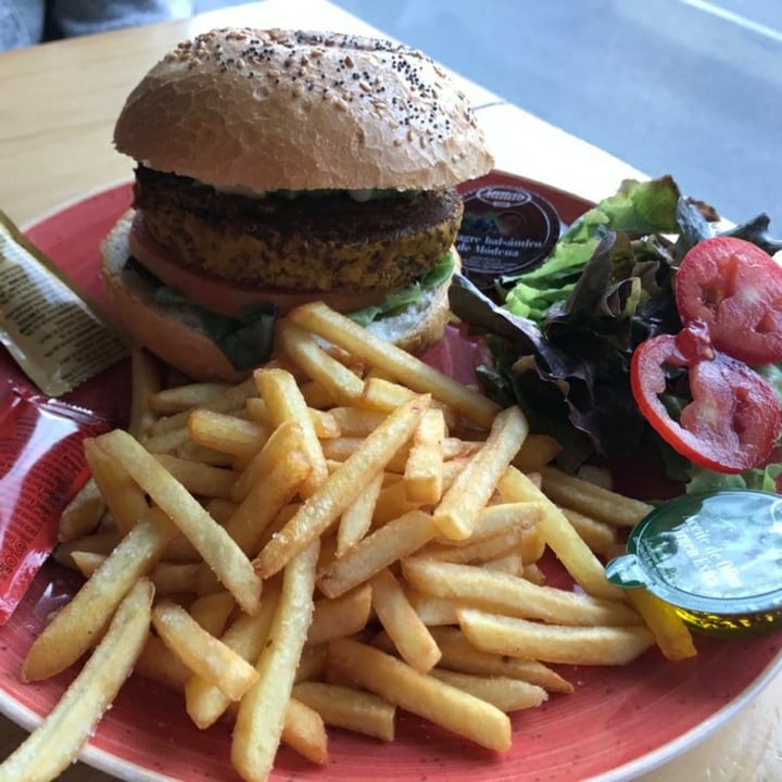 photo of Gusto BistroBar Hamburguesa De Quinoa y Lentejas shared by @patriciajs on  29 Sep 2020 - review