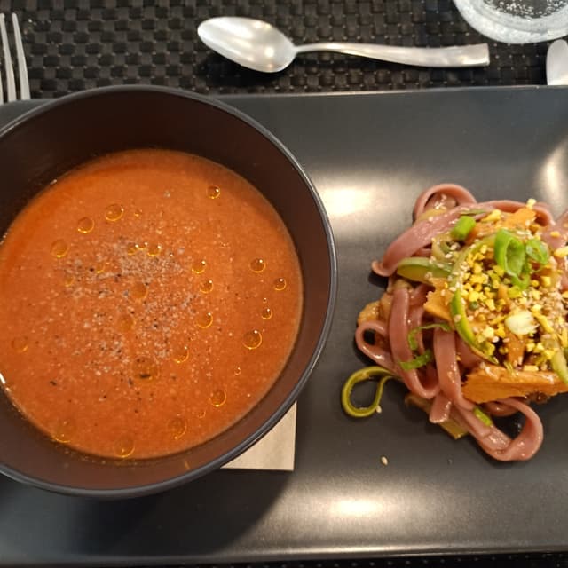 菜肴“gazpacho e fettuccine Etna migrante”的照片