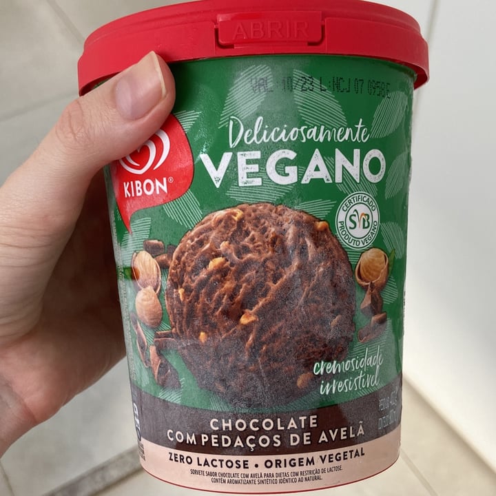 review photo of Kibon Chocolate com Pedaços De Avelã shared by @claracastelani on 28 Mar 2022 - review