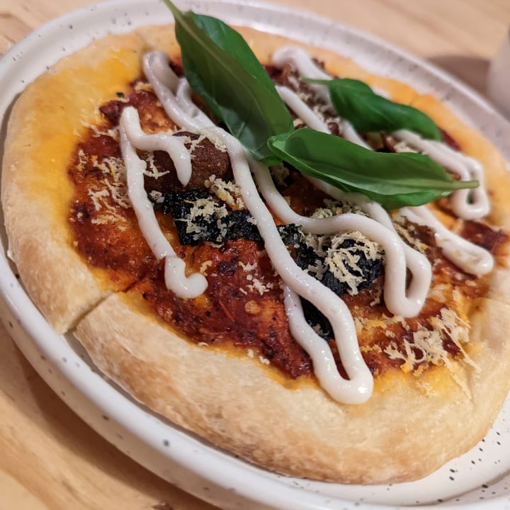 photo of De Nieuwe Kantine Mini pizza | paprika sauce | cavolo nero | salsa | Vegan Goat cheese cream shared by @jennethics on  02 Oct 2022 - review