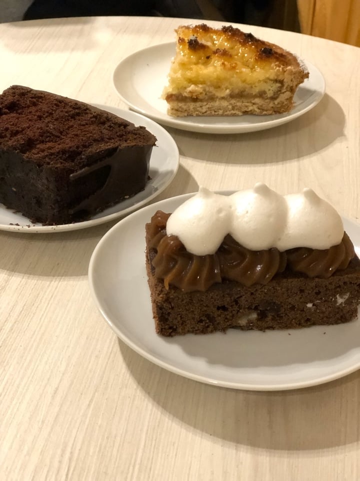 photo of Vica (Delivery Only) Brownie con mousse y crema shared by @veggiefitstyle on  21 Apr 2020 - review