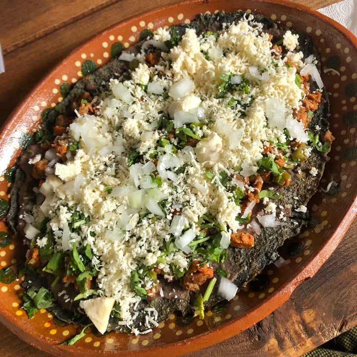 review photo of VeganĂsimo Loncheria Vegana 2 tlayuda shared by @nenacanela on 21 Sep 2022 - review