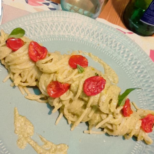 菜肴“Spaghettone Pesto Di Pistacchi E Pomodorini”的照片