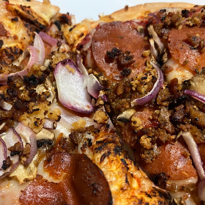 review photo of Delish Pizza Vegan Meatless Lovers Pizza shared by @greentofu402 on 11 Apr 2021 - review