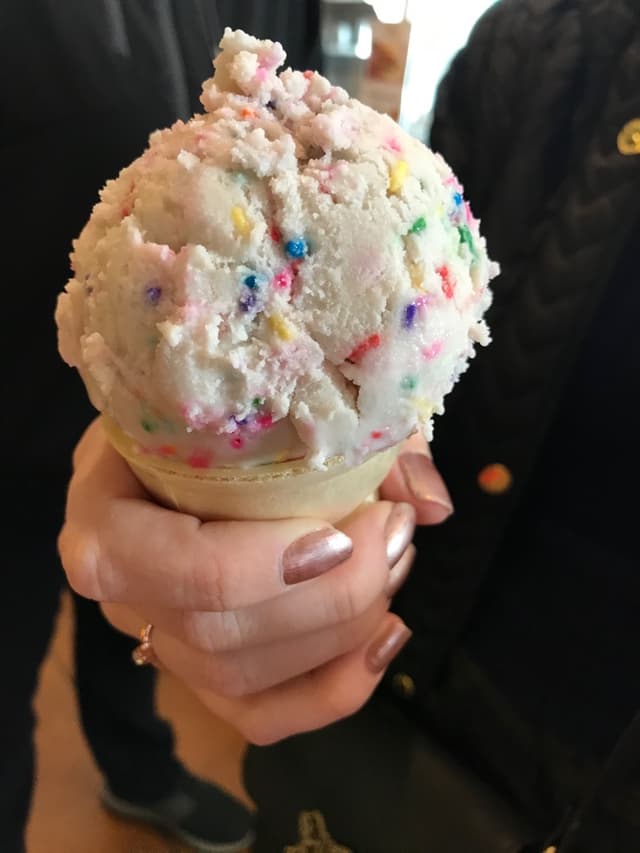 菜肴“Birthday Cake ice Cream Cone”的照片