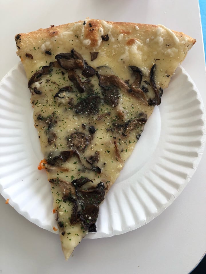 photo of Screamer's Pizzeria The Screamer Slice shared by @vegan-treehugger on  14 Mar 2020 - review