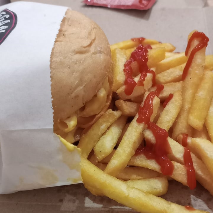 photo of VEGAN FOX Mac & cheese burger shared by @sofi1 on  22 Jun 2022 - review