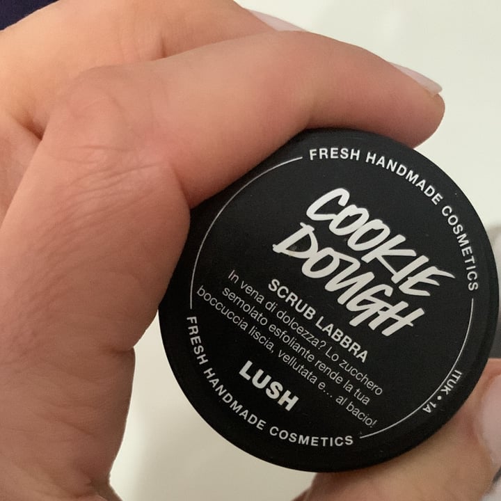 review photo of LUSH Fresh Handmade Cosmetics Cookie Dough Exfoliante Labial shared by @frafigus on 02 Apr 2022 - review