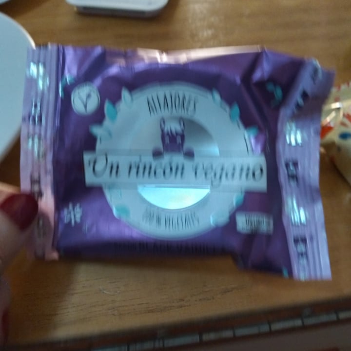 review photo of Un Rincón Vegano Alfajor Black Vainilla shared by @saragr on 06 Jul 2021 - review
