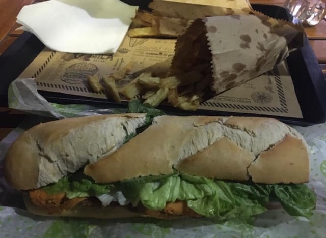 菜肴“Sándwich de milanesa”的照片