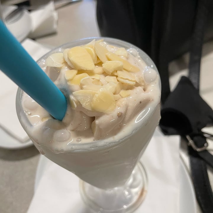 photo of Gibson's Vegan Almond Milkshake shared by @carlicosta on  12 Apr 2022 - review