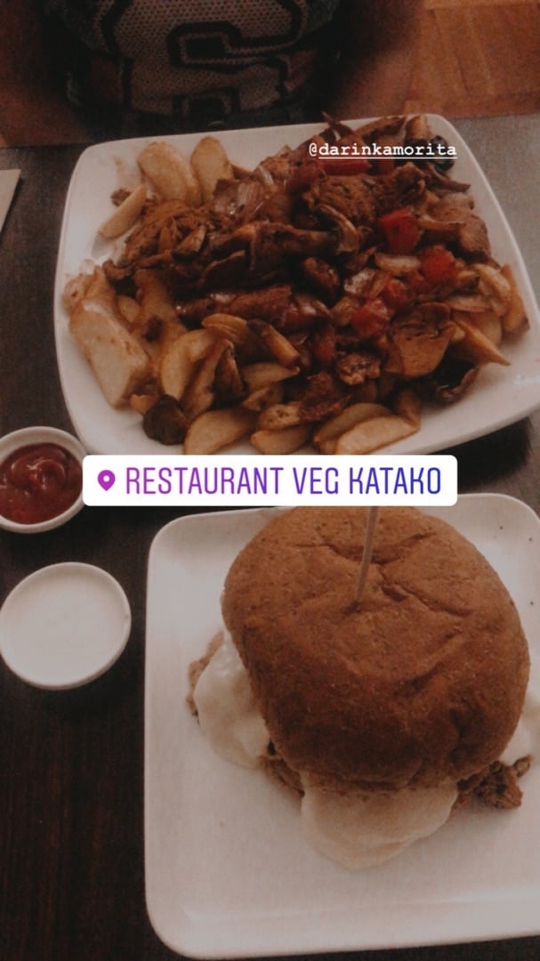 photo of Restaurant Katako Veg Barros luco y papas fritas shared by @hellodanica on  05 Mar 2020 - review