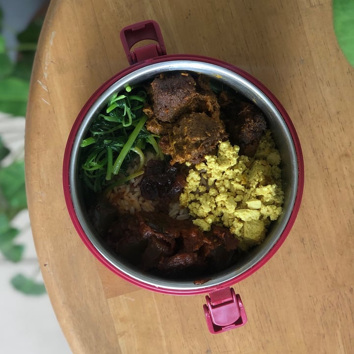 review photo of Loving Hut Banana Leaf Nasi Campur shared by @monoandco on 15 Oct 2021 - review