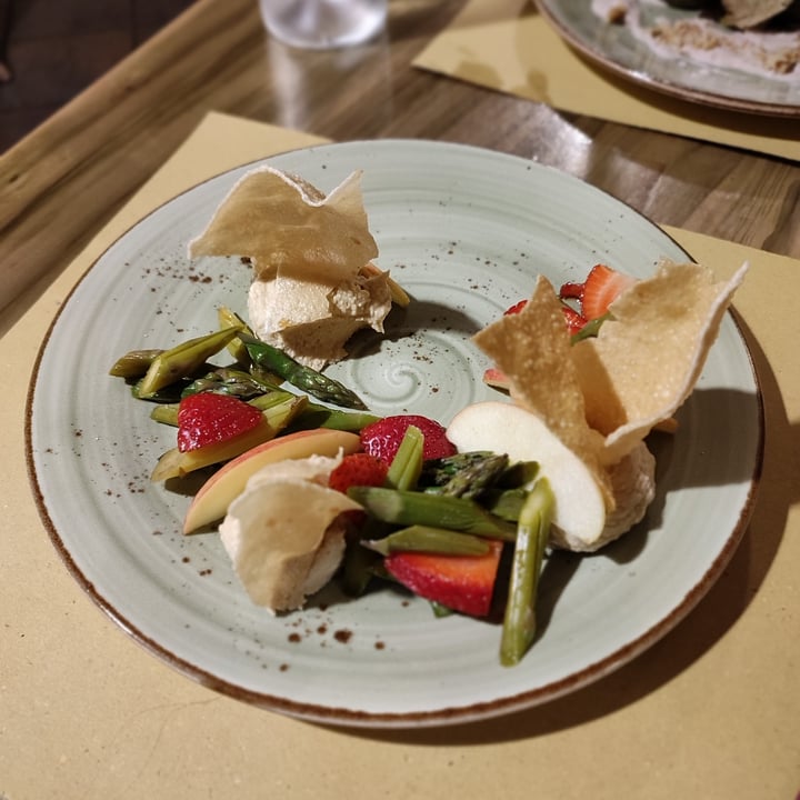 photo of Soul Kitchen giardino di fragole e asparagi, papadom, hummus di ceci e nocciole shared by @monica86 on  15 Jun 2022 - review