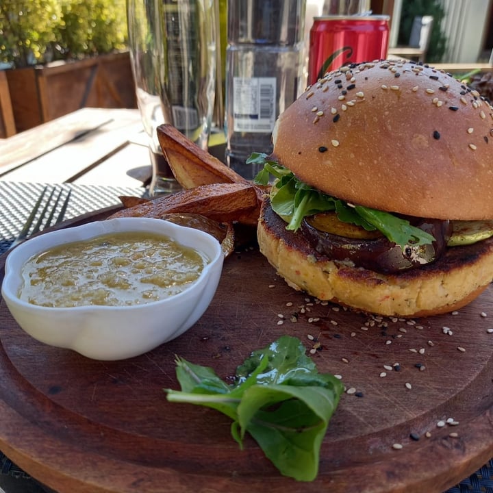 photo of LA DESTILERÍA FOOD & BAR Hamburguesa De Garbanzo shared by @vickyjolie on  19 Oct 2021 - review