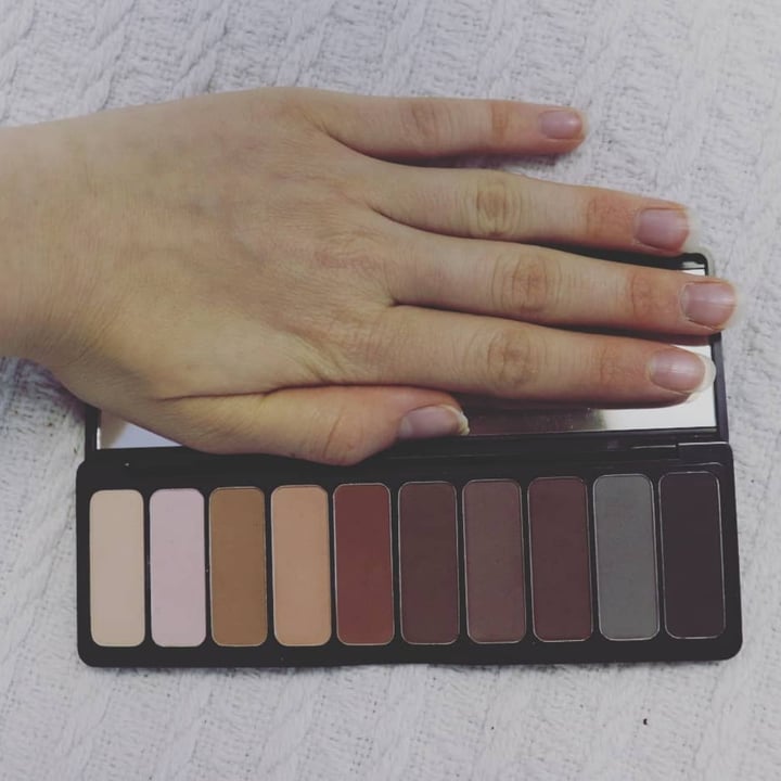 review photo of e.l.f. Cosmetics Eyeshadow Palette shared by @chiaravegan on 28 Dec 2021 - review