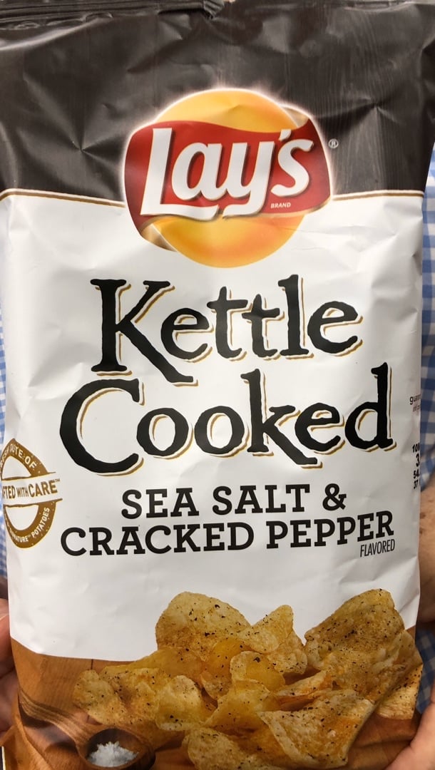 review photo of Lay's Kettle Cooked Potato Chips Sea Salt & Cracked Pepper shared by @shellkb1919 on 31 Dec 2019 - review
