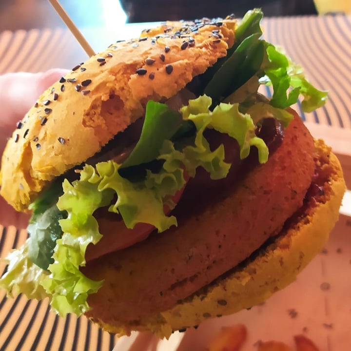 photo of Flower Burger Spicy Cecio shared by @bratkart0ffel on  21 Oct 2022 - review
