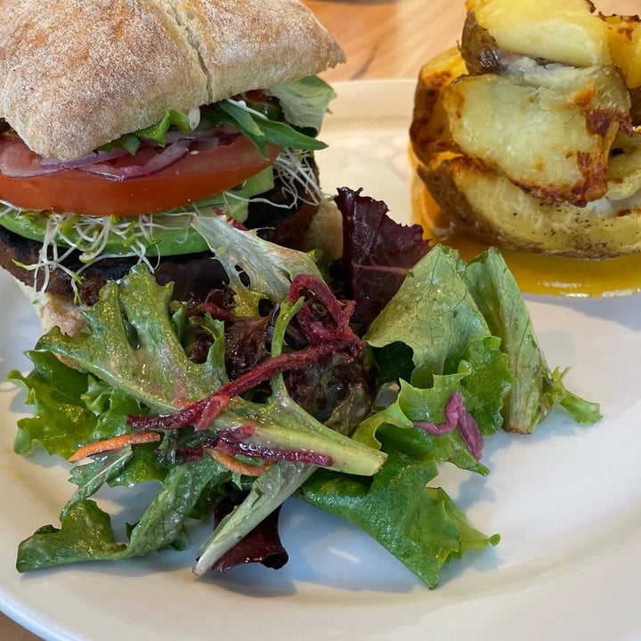 review photo of Urban Herbivore avocado burger And Cranberry Lemonade shared by @punky on 08 May 2022 - review