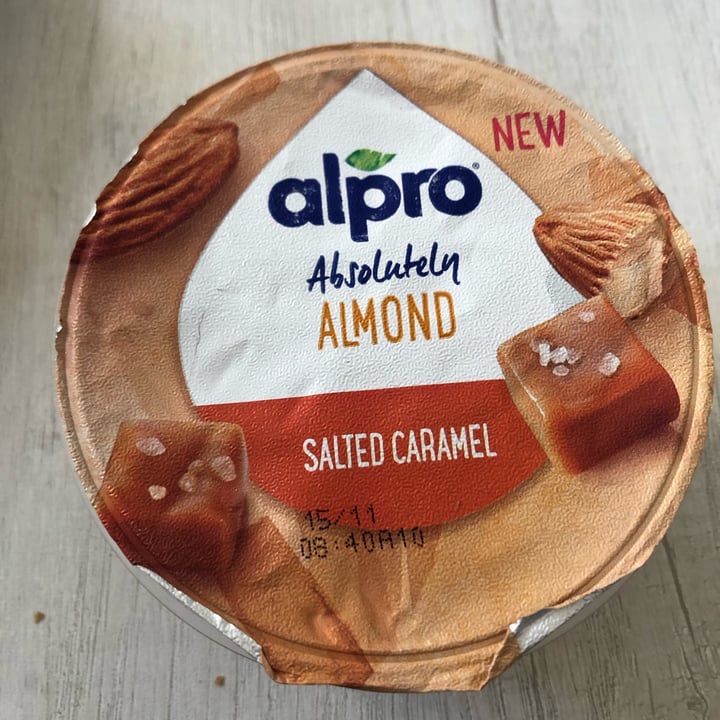 photo of Alpro Yogurt mandorla e caramello salato shared by @paoladicembrino on  08 Nov 2022 - review