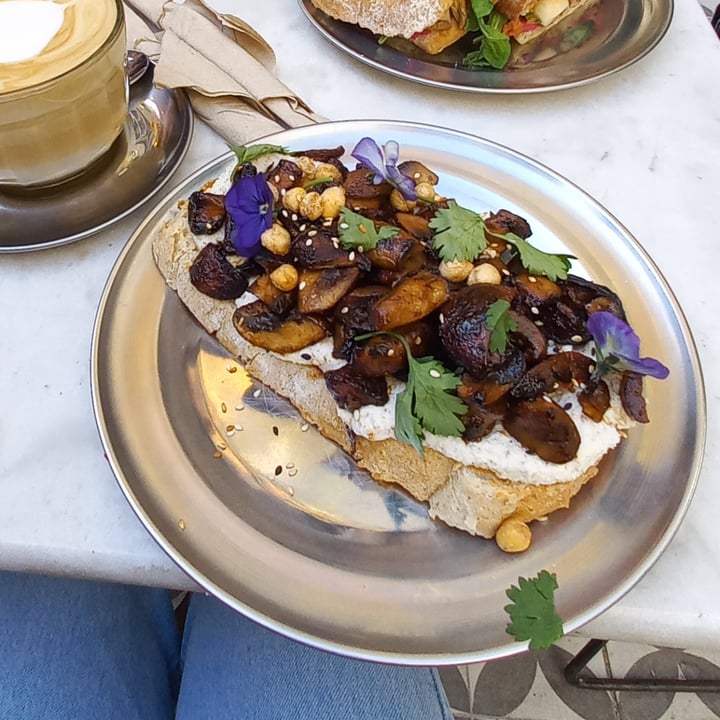 review photo of Cigaló Specialty Coffee Funghi Toast shared by @juanamolina on 14 Jun 2022 - review