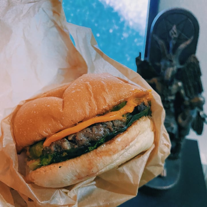 photo of Love Handle  Cheeseburger shared by @evilratking on  05 Dec 2020 - review