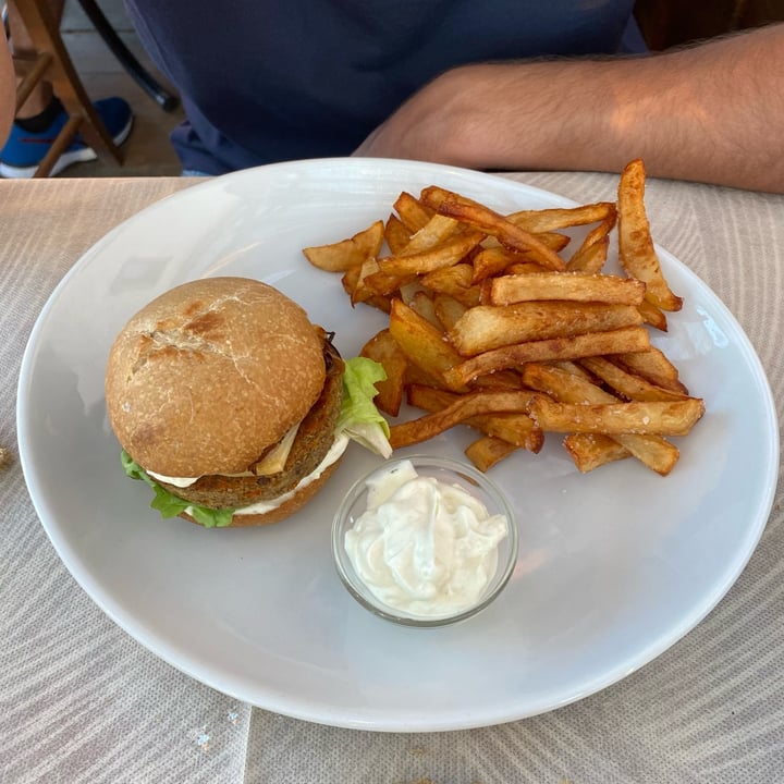 photo of Nuna Ristorante Naturale Burger di legumi con patate fritte shared by @claudiaclementi on  02 Jun 2022 - review