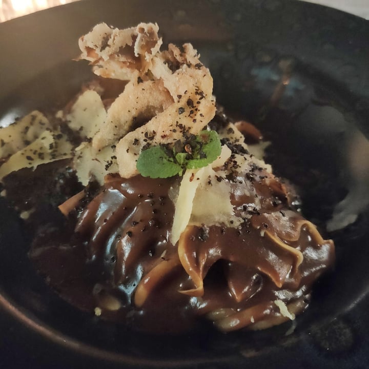 photo of Romeow Cat Bistrot Spaghettone di Gragnano con aglio nero e carciofi croccanti shared by @moonshade on  20 Mar 2022 - review