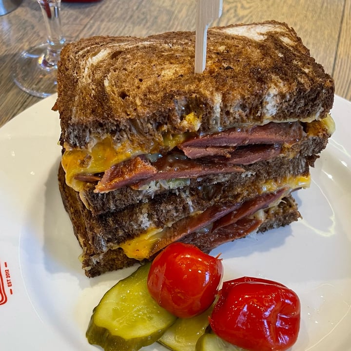 photo of Bread Meats Bread West End This isn’ Reuben Sandwich shared by @vegannoir on  13 Dec 2021 - review