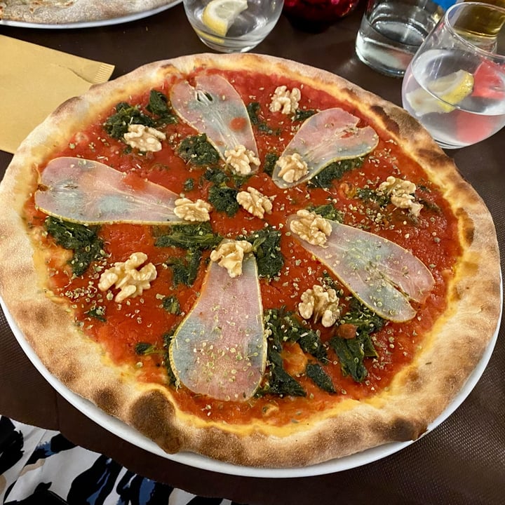 photo of Antico Pozzo Pizza con friarielli, noci e pere shared by @jessicafagotto on  09 Jun 2022 - review